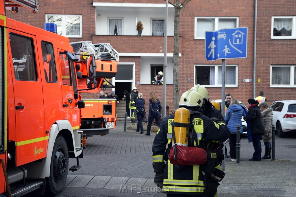 Feuer 1 Koeln Vingst Hesshofplatz P06.JPG - Miklos Laubert